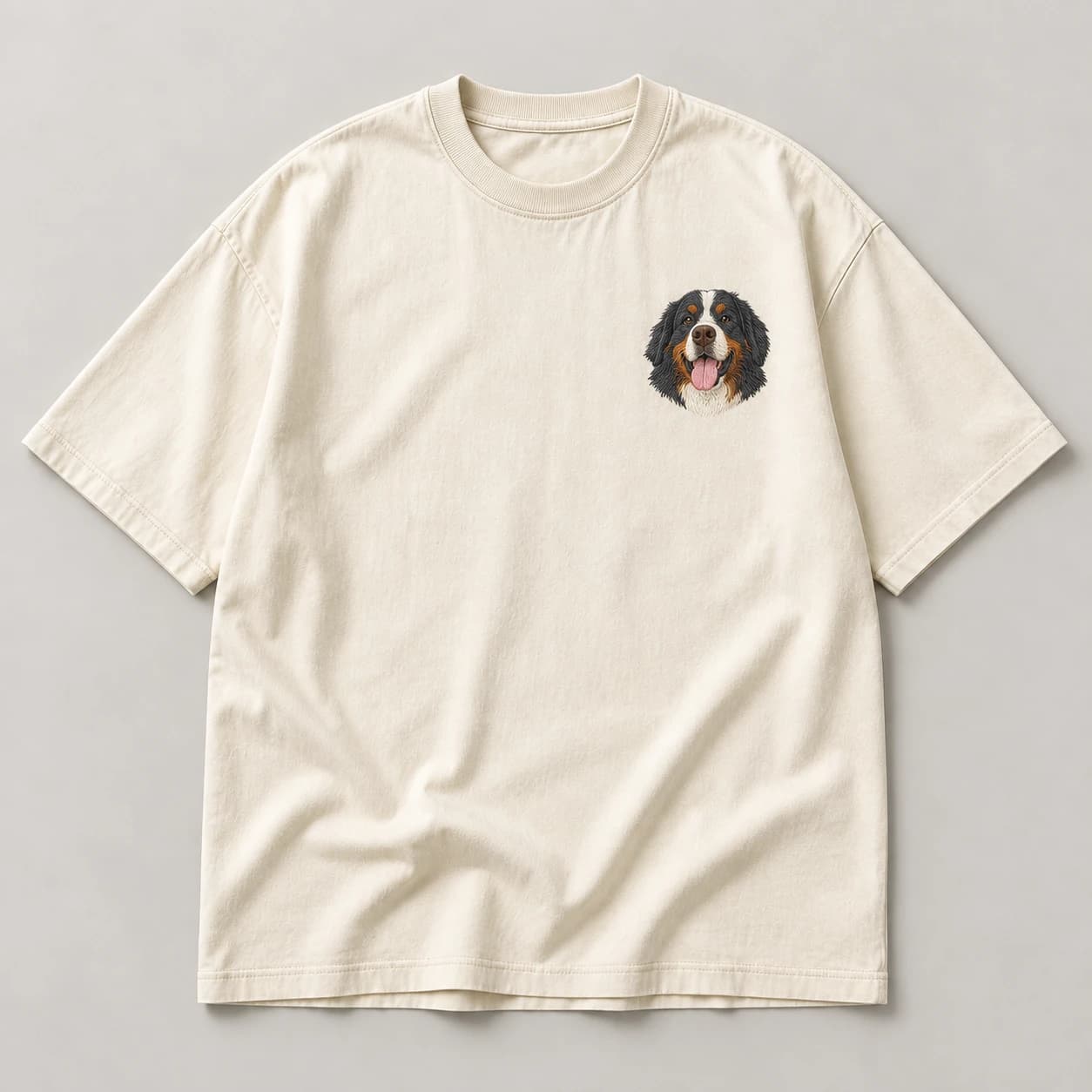 Cream T-shirt with an embroidered dog portrait on the chest